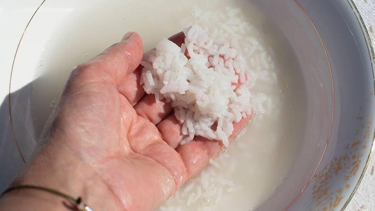 Yıkamadan pişirince nişasta bombası oluyor! Komşu çatlatan kar beyaz pilavın sırrıymış