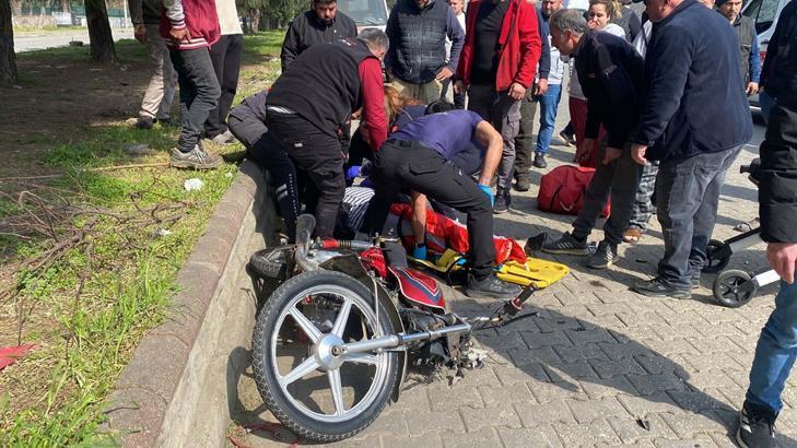 İki motosiklet çarpıştı, gençler yola savruldu! Feci kaza kamerada