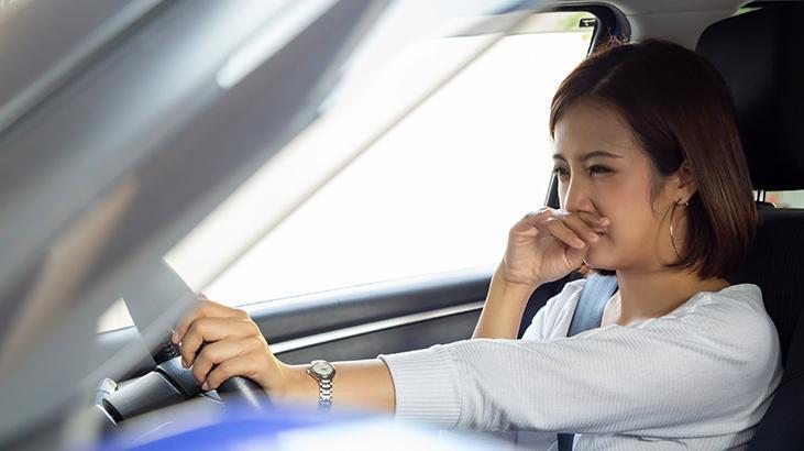 Arabanızdaki bu koku masum değil! Araç alarm veriyor, fark etmeyen servise servet ödüyor