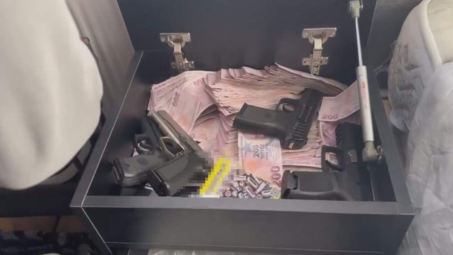 Maltepe’de evde gizli bölme! Silah ve yüklü para ele geçirildi