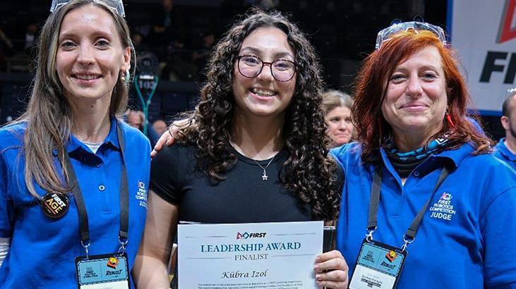 Uluslararası robotik yarışmasında Demirören MTAL öğrencisi Kübra İzol dünya birincisi oldu