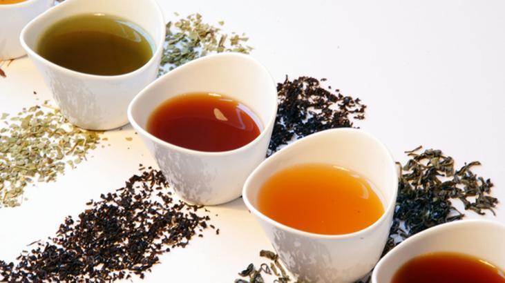 Çayı böyle demleyen kazanıyor! Cam demlikte şaşırtan sonuç: Siyahı mı, yeşili mi daha faydalı?