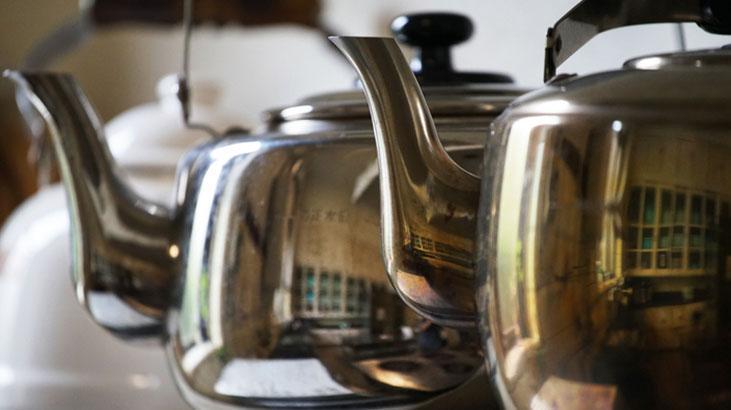 Bayram öncesi temizlikte servis hazırlığı! Demlikleri pırıl pırıl yapıyor