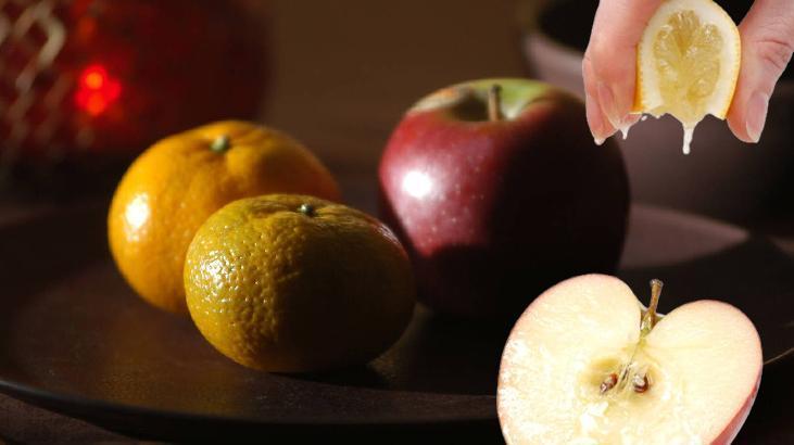 Elmayı dolaba atınca yumuş yumuş oluyor! Dilimlere ayırıp limon dökmek gerekiyormuş