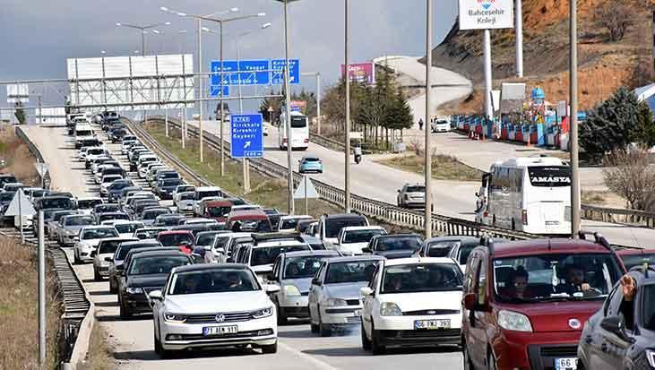 Yollarda bayram tatilinden dönüş çilesi başladı! İşte trafik yoğunluğu yaşanan bölgeler