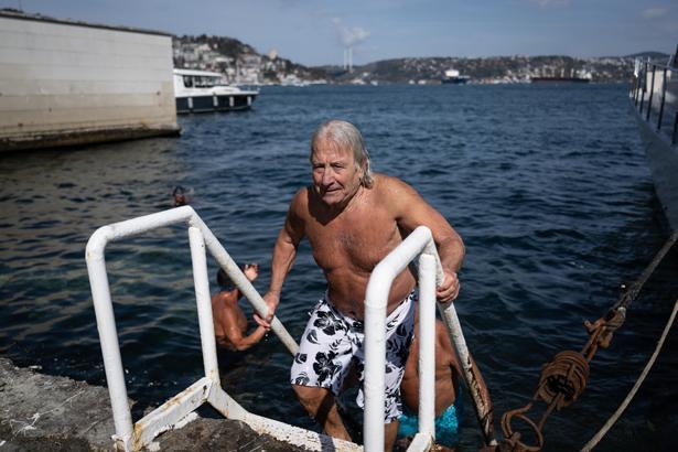 78 yaşında Boğaz’ın buz gibi sularına giriyor! Yaz kış yüzen adam ilaç kullanmıyor