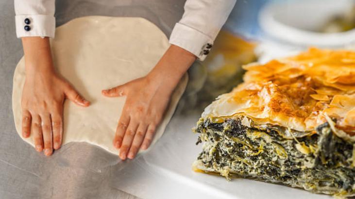 Pizza hamurundan kat kat börek! Üstü çıtır içi bol el açması: Bolca yağlayın