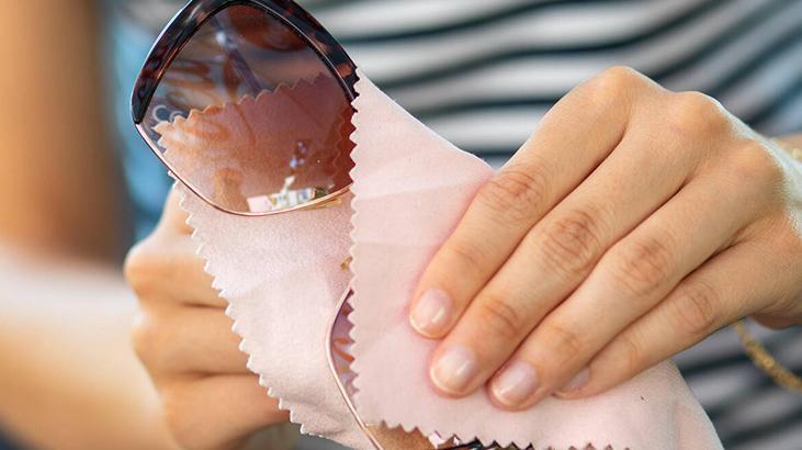 Basit hata camları mahvediyor! Herkes tişörtüne siliyor en büyük yanlış bu