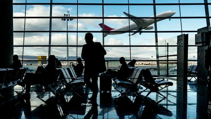 Adrenalin tutkunları buraya! Pistinden tren geçiyor: En tehlikeli havalimanı