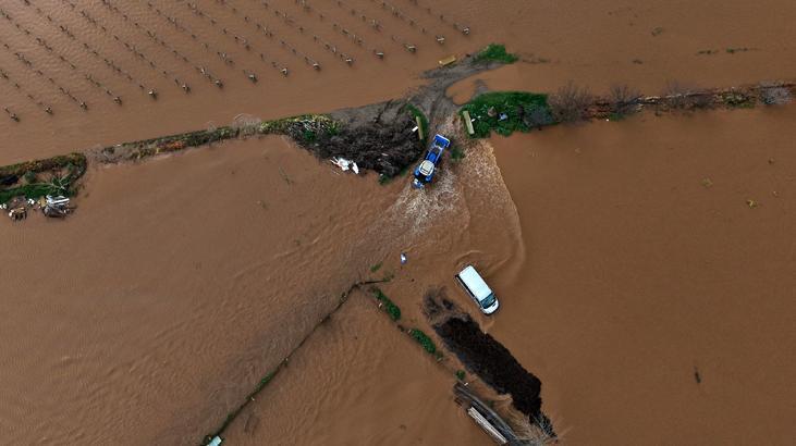 Sel alarmı! Gediz Nehri taştı; tarım arazileri, bahçeler sulara gömüldü