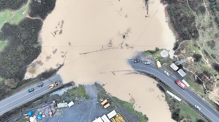 Batıda yağış 3 gün daha sürecek, doğu karlı! Sağanak ve fırtına nefes aldırmadı