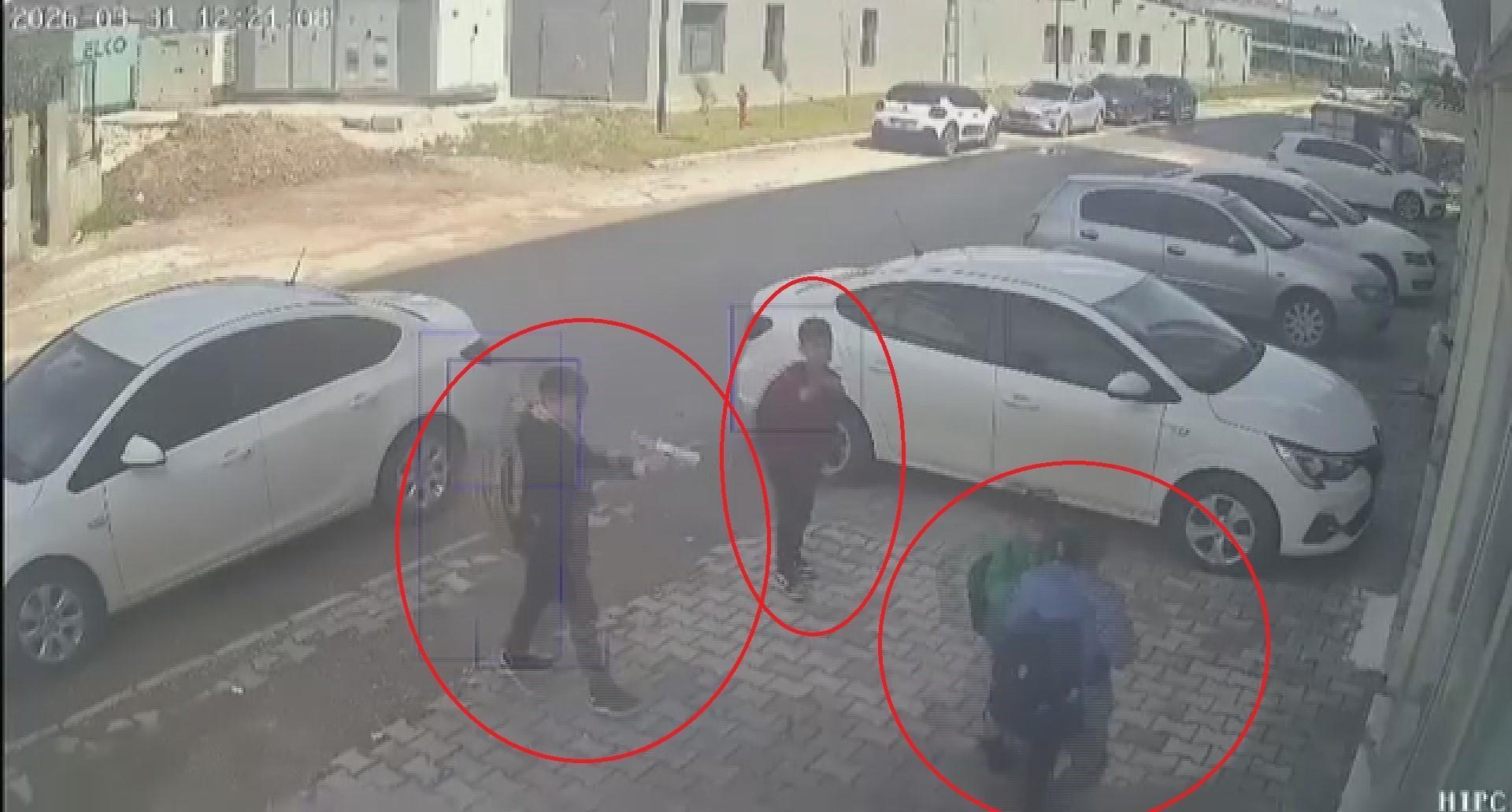 11 yaşındaki çocuğa okul yolunda dehşet! 3 akranı 'para ver lan' diyerek önünü kesti