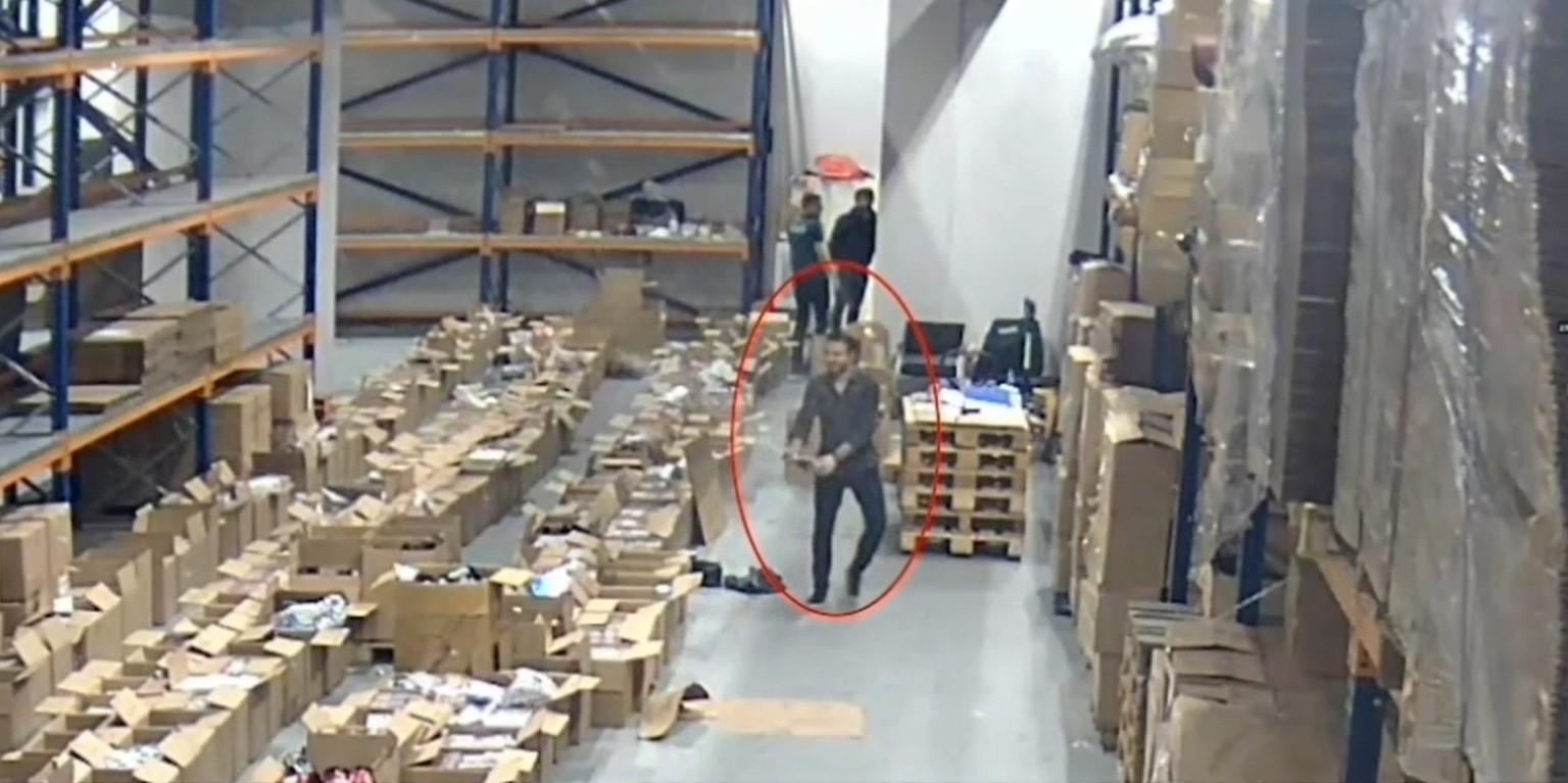 Gümrükte kaçak düzeni ortaya çıktı! Ürünleri piyasaya süren 4 personel kameralara takıldı