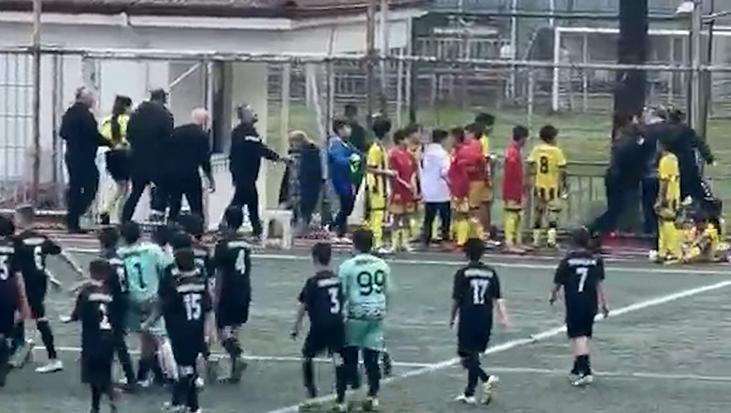 Maç bitti, sahaya atladı! Kadın hakeme saldırı girişimi