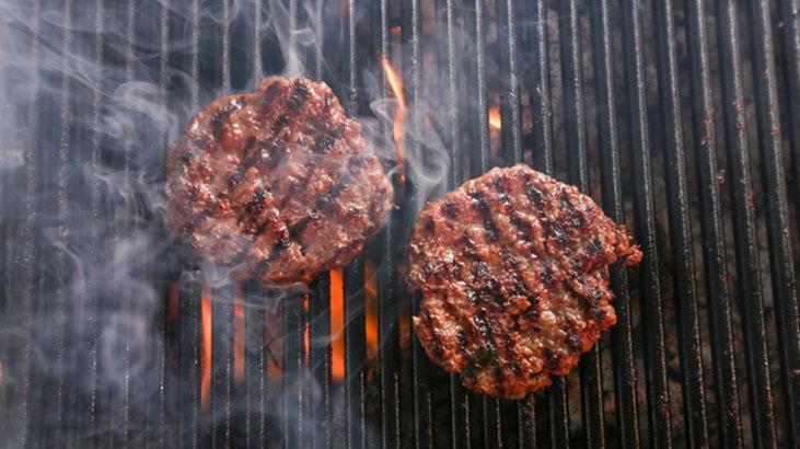 Hamburger köftesini evde yapmak bu kadar basit! Fast food'çulara taş çıkartıyor