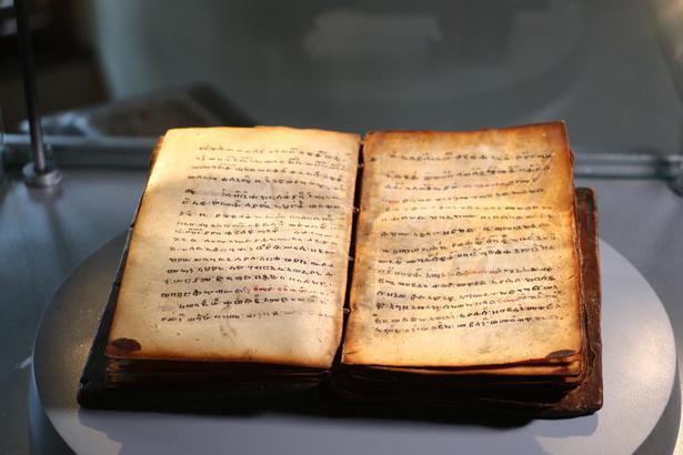 Bandırma’da ele geçirilen yüzlerce yıllık el yazması, törenle Etiyopya’ya iade edildi