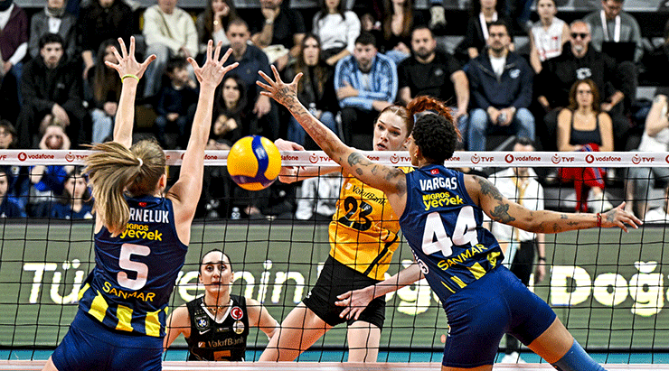 Final serisinde Fenerbahçe VakıfBank'ı mağlup etti, seriyi 1-1'e getirdi
