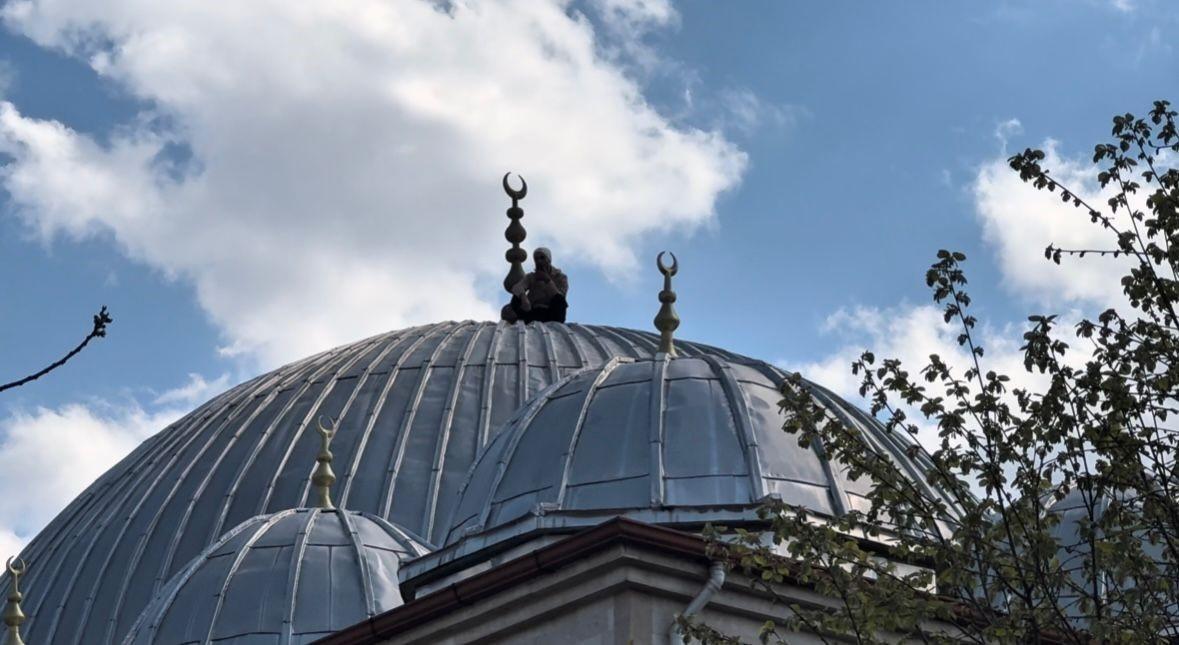 Denizli’de cami çatısında intihar girişimi! 2 saatlik ikna sonrası yaşananlar şaşkına çevirdi