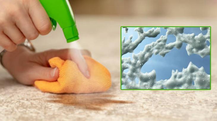 Halının üstünde köpürüp kirleri yüzeye çıkarıyor! Köpük gidince süpürmek yeterli