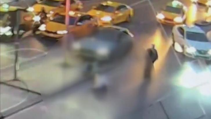 Şişli'de feci kaza! Sürücü bir anda bayıldı, felaket peş peşe geldi: Direk turistin üzerine devrildi