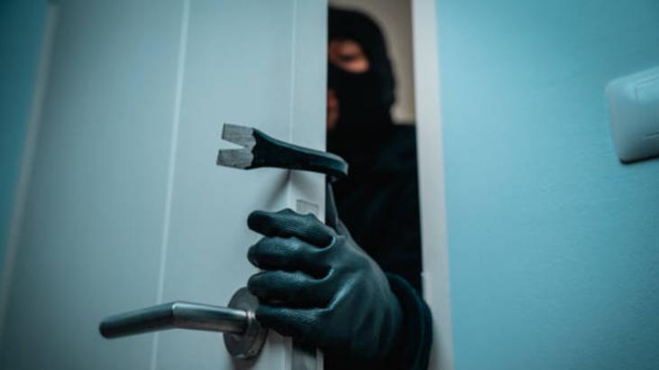 Eve gelen hırsıza set çekin! Göre geri dönüyor: Pencere önüne bakıyorlar