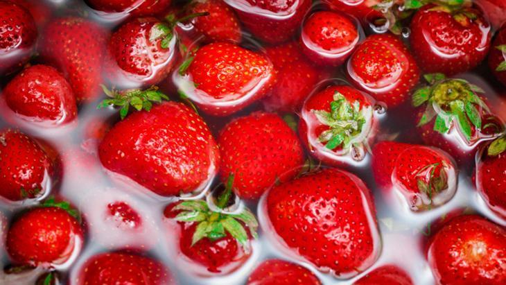 Çileği Pestisitlerden Arındırma Rehberi: Karbonat mı, Sirke mi? Uzmanından Kritik Uyarılar