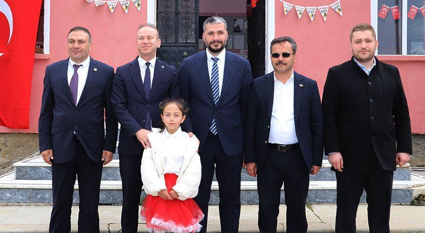 SON DAKİKA Bir öğretmen, bir öğrenci: 23 Nisan'ı protokol ve mahallelilerle kutladılar