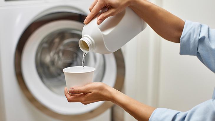 Temizlik değil zehir saçıyor! Çamaşır suyunda 'sıcak su' ve 'karışım' tehlikesi!