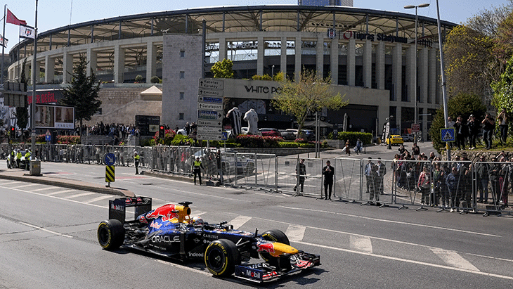 Formula 1 aracı İstanbul sokaklarında! Türkiye Grand Prix’sinde Massa zirvede