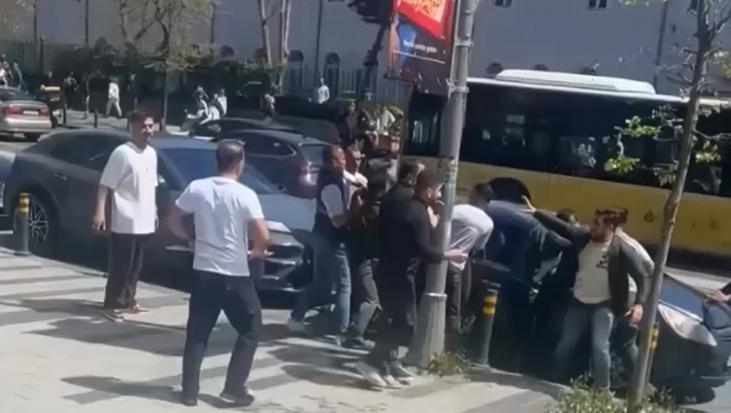 Zabıta ile işportacılar arasında başlayan tartışma büyüdü! Araya giren esnaf darbedildi