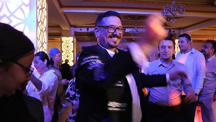 Türkiye'de ilginç düğün! Damatlığına reklam aldı, düğün masrafını sponsorlarla ödedi