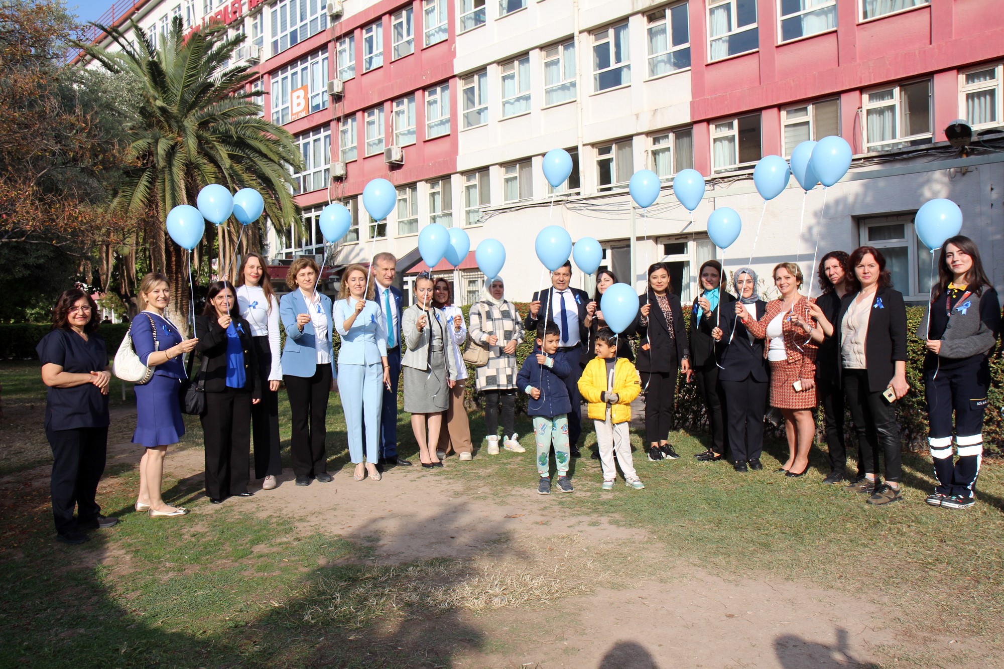 Denizli'de diyabete farkındalık için mavi balonlar gökyüzüne bırakıldı