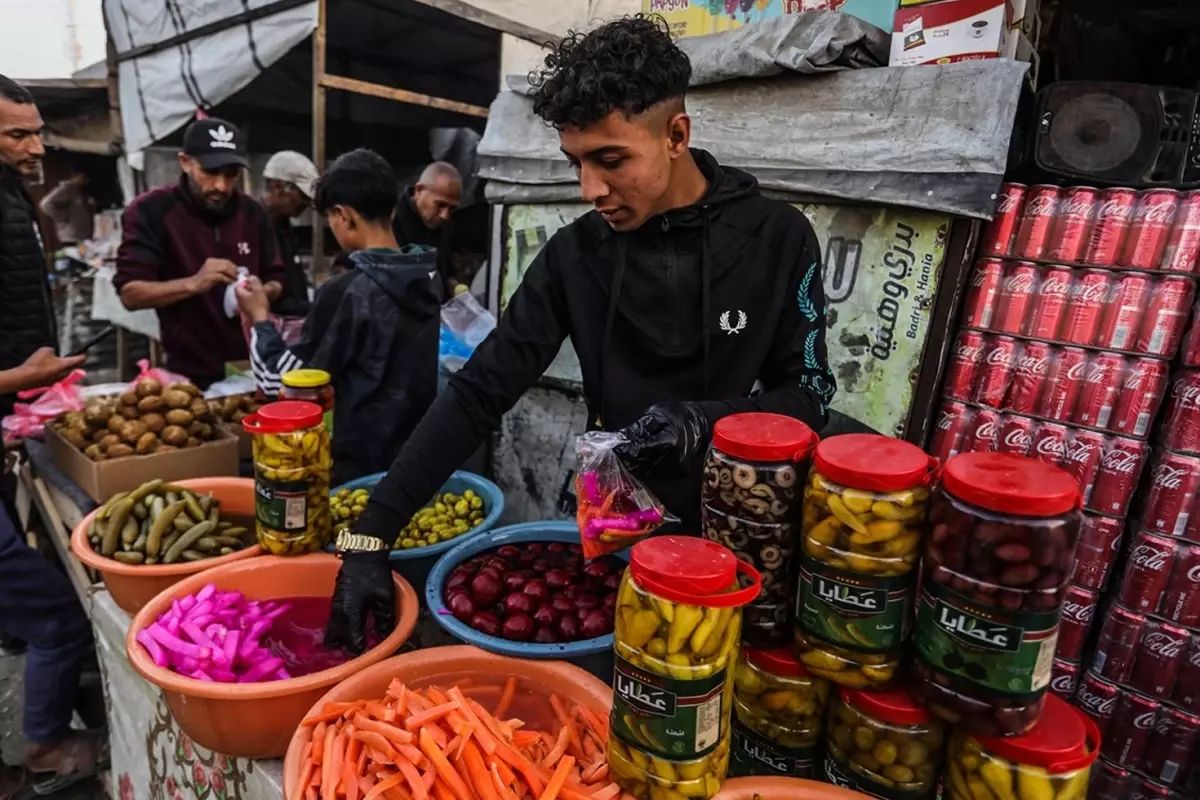 Gazze'de Ramazan hareketliliği: Pazar yerindeki Coca-Cola kolileri dikkat çekti