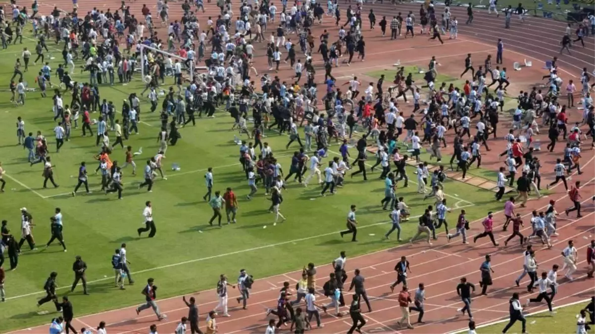 Hindistan'da Messi etkinliğinde öfkelenen taraftarlar sahayı bastı