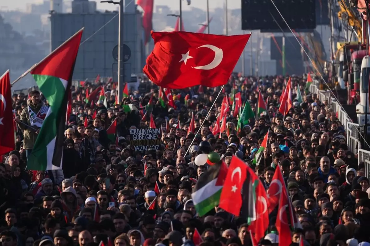 İstanbul'da Gazze için büyük buluşma! On binler Galata Köprüsü'ne yürüyor