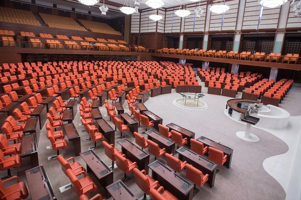 Meclis'te yoklama krizi! Partiler birbirini suçluyor, yasayı bekleyen anneler isyanda