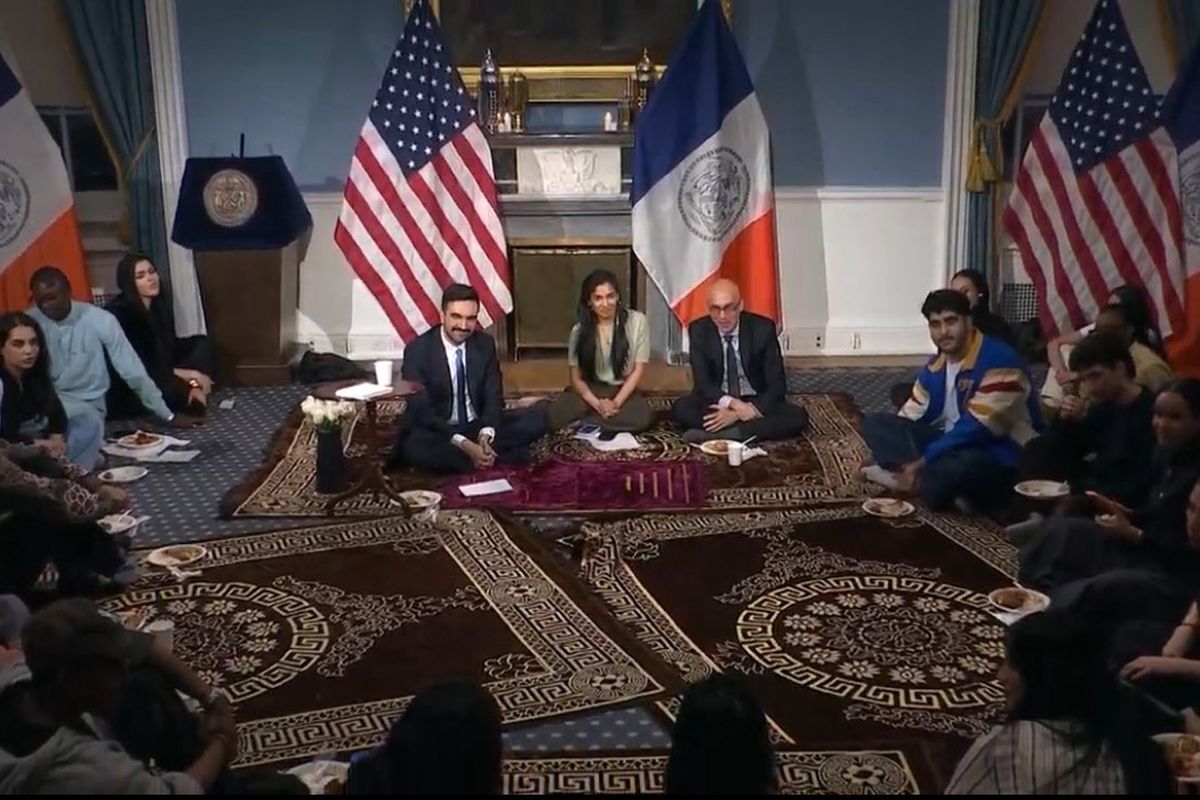 Tarihi an! New York Belediye Başkanı Mamdani, belediye konutunda iftar verdi
