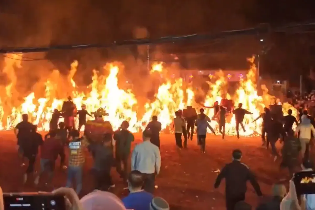 Savaş sürerken Çin'de dikkat çeken görüntüler! Dört bir yanda ateşler yakıldı