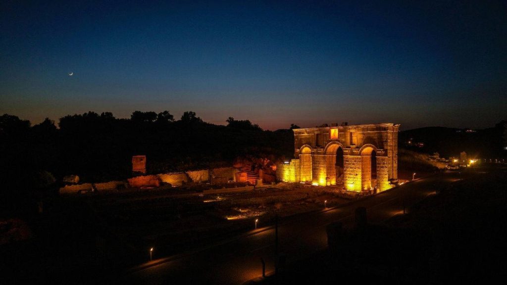 Antalya’da gece müzeciliği büyülüyor: Patara Antik Kenti ışıl ışıl!