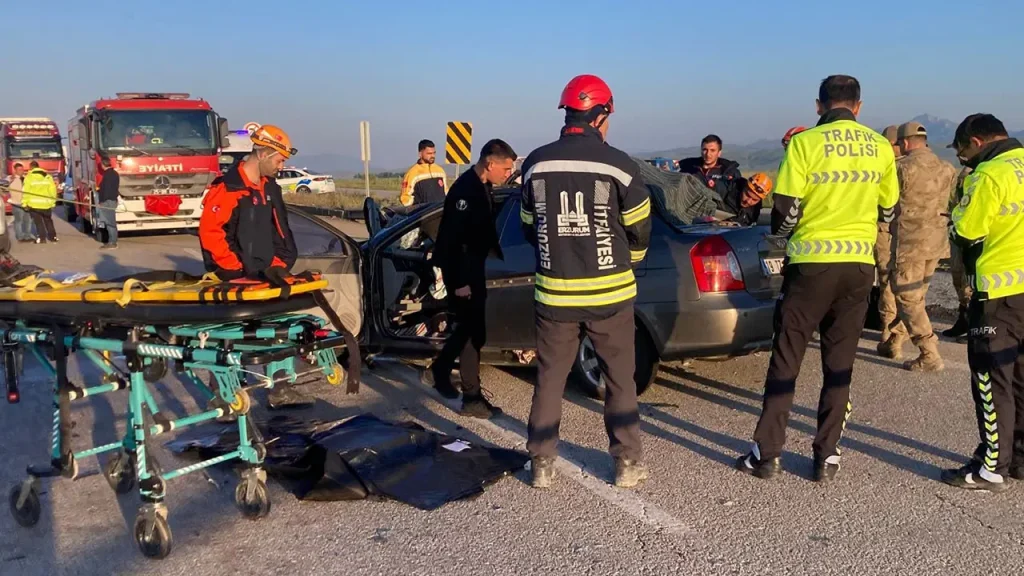 Erzurum’da feci kaza… Otomobil kamyonete çarptı: 3 ölü, 3 yaralı