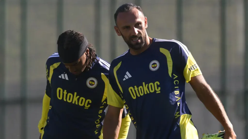 Fenerbahçe’nin antrenmanında sakatlık! Vedat Muriqi sahayı sedyeyle terk etti…