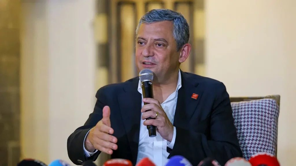 Özgür Özel’den Diyarbakır’da ‘yeni parti’ açıklaması: CHP’ye atanan kayyum ‘iktidar yürüyüşünü bırak’ diyorsa…