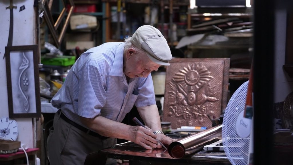 84 yaşında üretmeye devam ediyor: 57 yıldır ahşap ve metali sanat eserine dönüştürüyor
