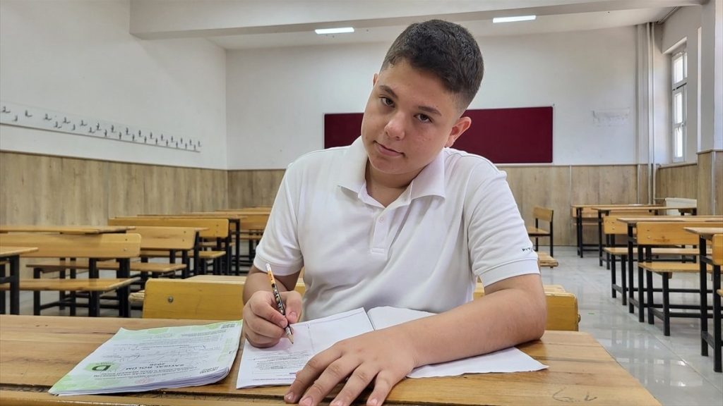 Ağabeyinin izinden giden Adıyamanlı genç, LGS’de 500 tam puan yaptı