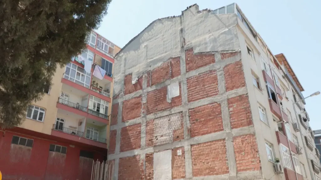Güngören’de ‘riskli’ raporu verilen binanın mührünü kırıp içeri girdiler: ‘Yıkılabilir’