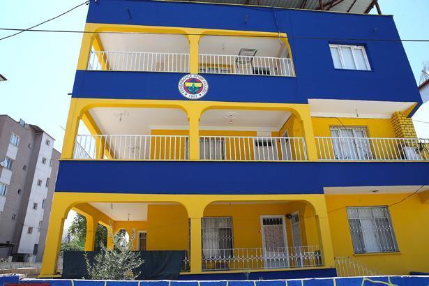 Hatay’da Fenerbahçe apartmanı! 3 katlı binayı baştan aşağı sarı-laciverte boyadılar