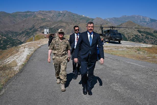 İçişleri Bakanı Çiftçi, Hakkari’de üs bölgesini ziyaret etti