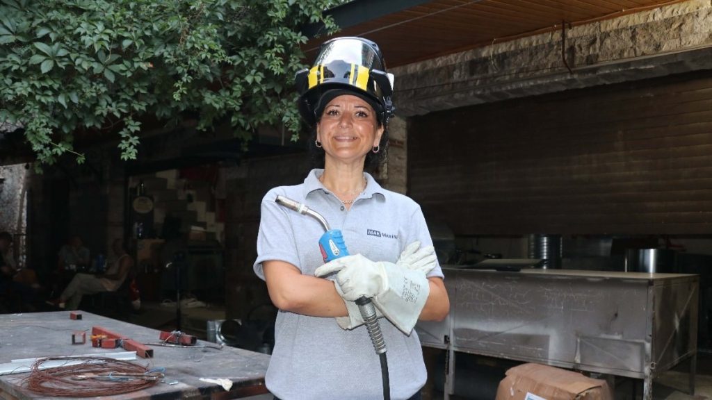 İnsan kaynakları yöneticisi olduğu tersanede kaynakçı ustası olarak çalışmaya başladı