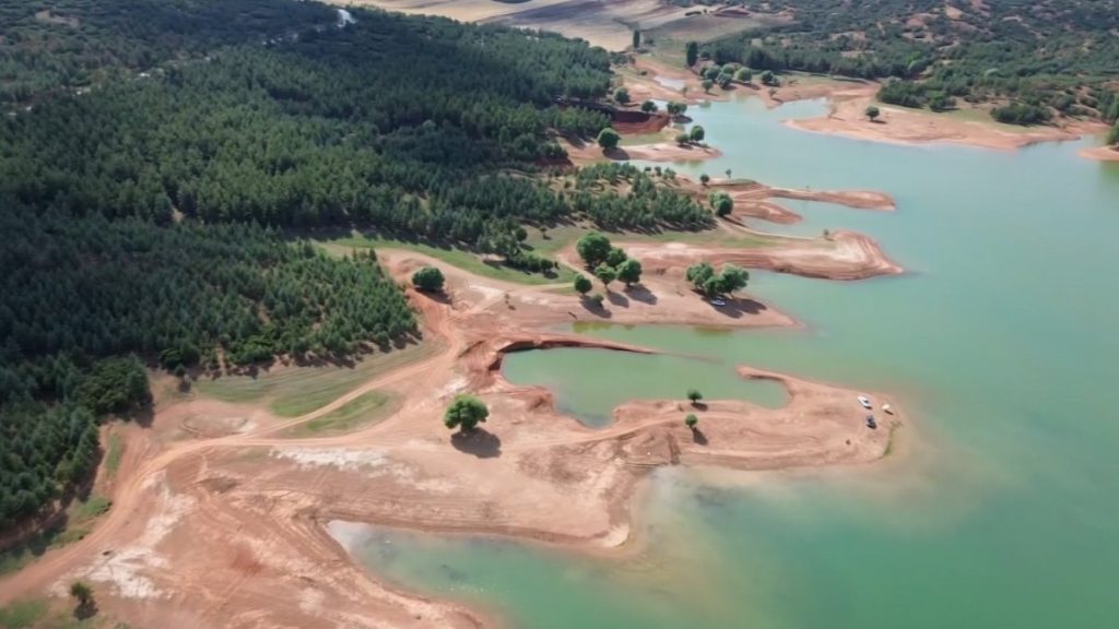 Isparta’da gölette su çekilmesinin ardından obruk oluştu