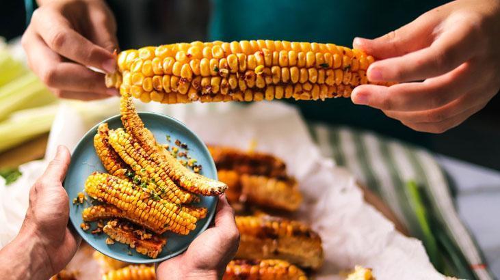 İster plajda tüketin ister evde! Yazın favori lezzeti: Fırında baharatlı süt mısır tarifi